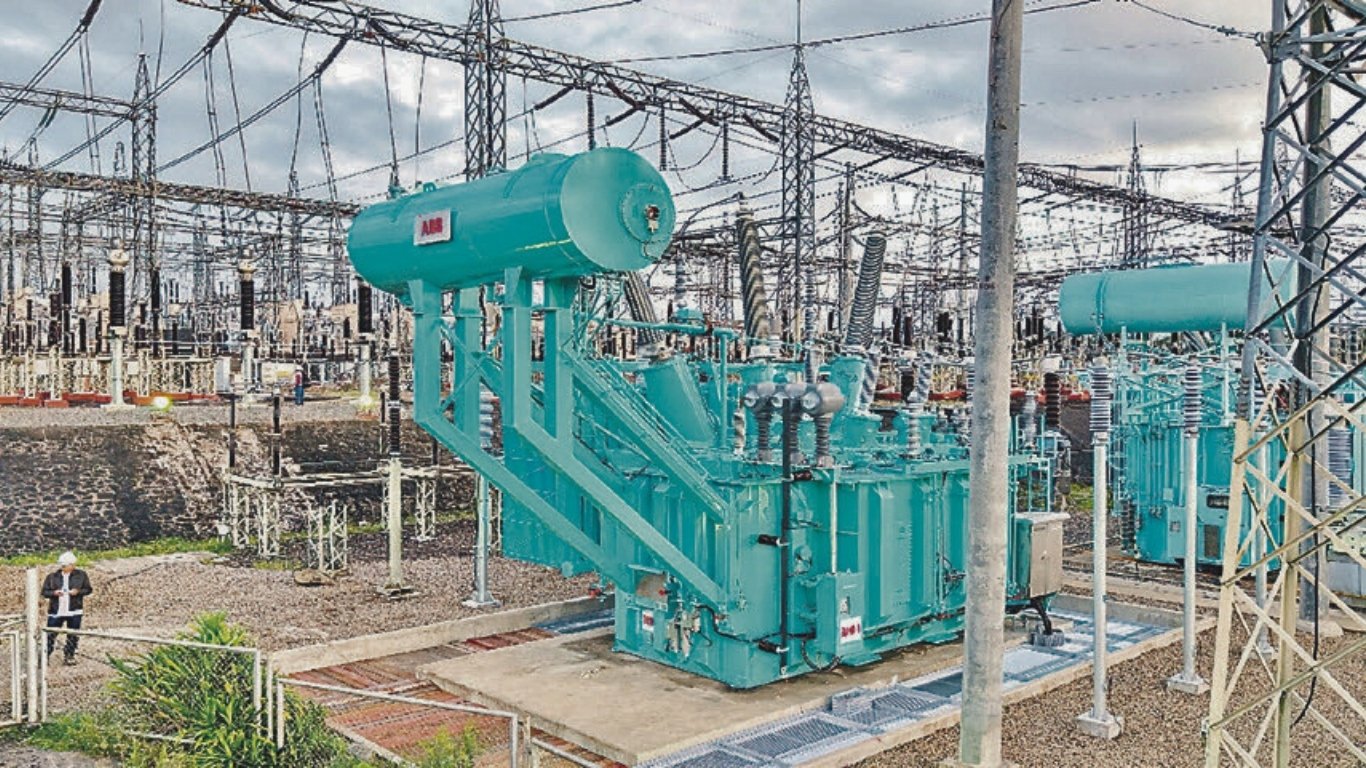 Enhancing capacity for growth. Meralco invests heavily to support the growing demand of its customers. In photo is the Tayabas Power Transformer, whose capacity was increased to 300 megavolt-amperes (MVA) from 100 MVA to support load growth in portions of Quezon
and Laguna provinces.