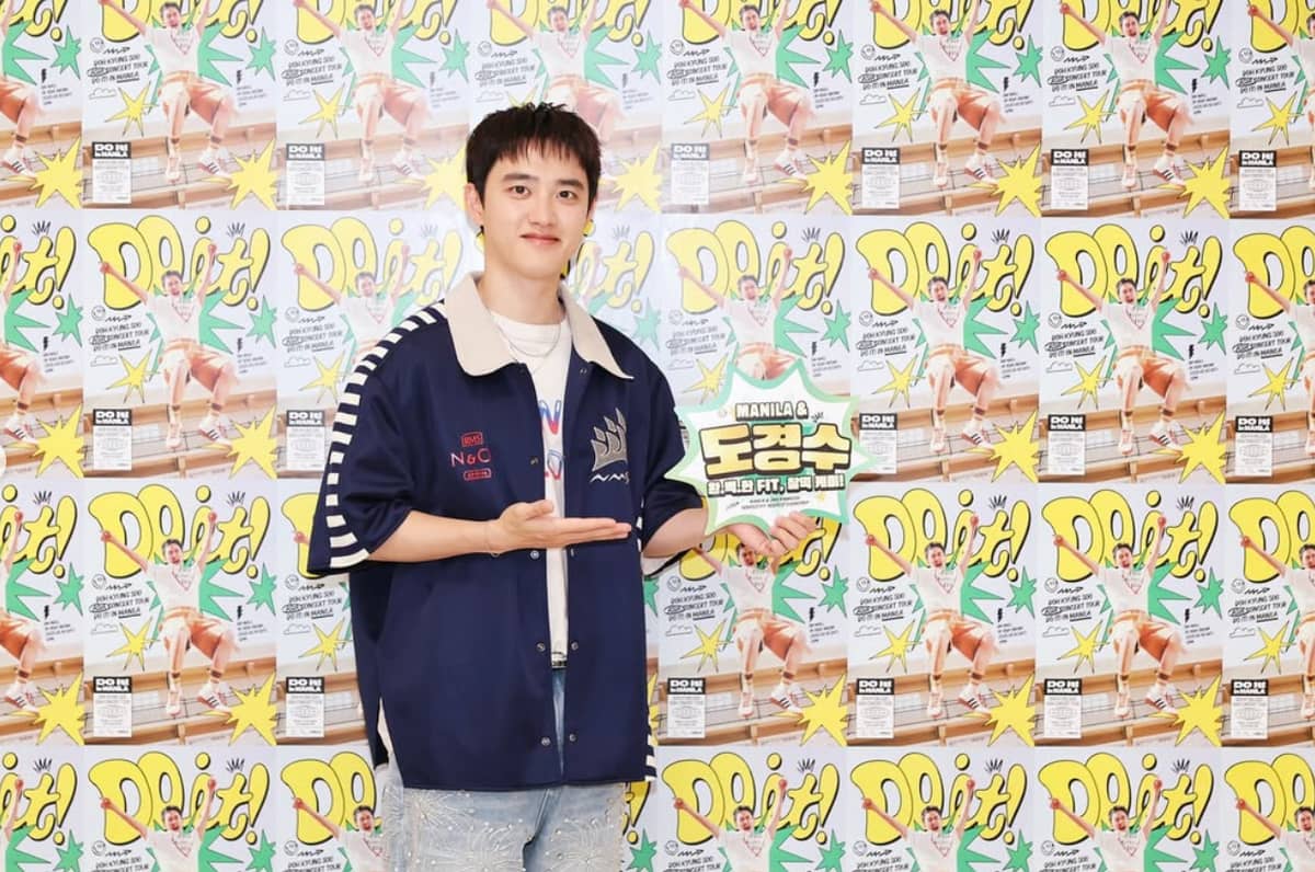 VOCALIST Doh Kyungsoo holding a fan slogan made by Filipino Dandanies.