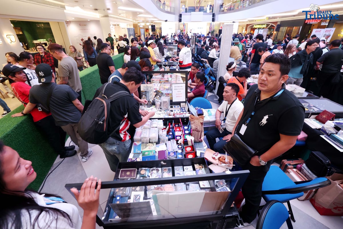 TREASURES ON DISPLAY
Collectors and enthusiasts flocked to booths trading rare finds—from old coins and bills to stamps, trading cards, and memorabilia of historic moments—during the opening of the Filipinas Collectibles and Antiques Society (FCAS) Convention 2025 at the Quantum Skyview activity area of Araneta City, Cubao, Quezon City on Saturday, 23 August 2025.