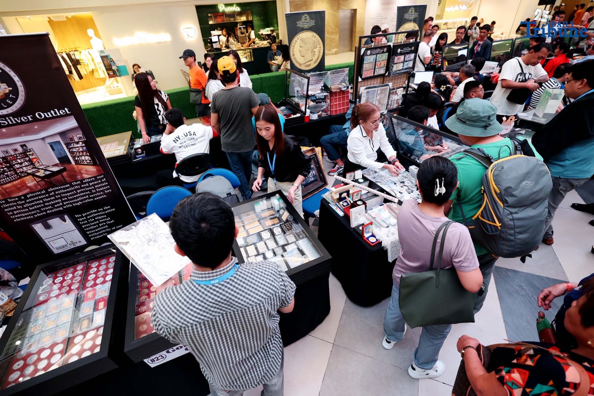 TREASURES ON DISPLAY
Collectors and enthusiasts flocked to booths trading rare finds—from old coins and bills to stamps, trading cards, and memorabilia of historic moments—during the opening of the Filipinas Collectibles and Antiques Society (FCAS) Convention 2025 at the Quantum Skyview activity area of Araneta City, Cubao, Quezon City on Saturday, 23 August 2025.