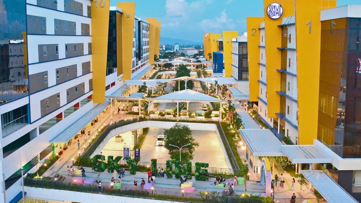 The Sky Line is artistically designed with open-air linear forecourt allowing tenants, mall customers and BPO employees’ easy access to every building within the SM City Clark Complex. It has seating areas surrounded by greens where anyone could relax and enjoy the great view of the sky and towers within the complex with their families and friends. Sky Line has the best places to meet, eat, and play, including spots where you can have fun with your pet while staying active.