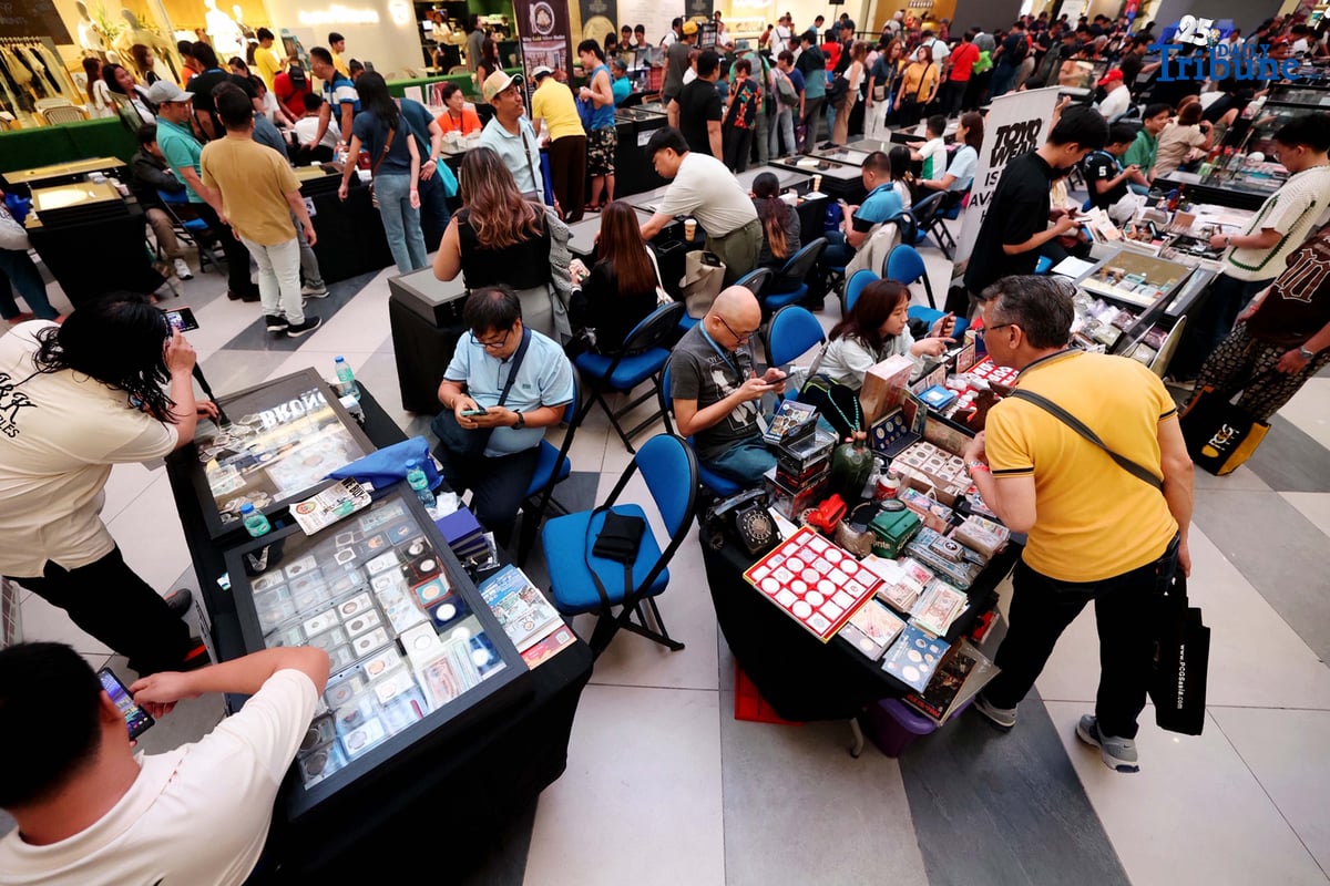 TREASURES ON DISPLAY
Collectors and enthusiasts flocked to booths trading rare finds—from old coins and bills to stamps, trading cards, and memorabilia of historic moments—during the opening of the Filipinas Collectibles and Antiques Society (FCAS) Convention 2025 at the Quantum Skyview activity area of Araneta City, Cubao, Quezon City on Saturday, 23 August 2025.