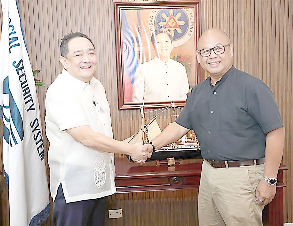 In a breakthrough partnership, Social Security System president and CEO Robert Joseph Montes De Claro (left) and UnionDigital Bank president and CEO Danilo ‘Bong’ J. Mojica II agreed to implement a micro lending program for SSS members and the transfer of digitalization technology to the pension fund.