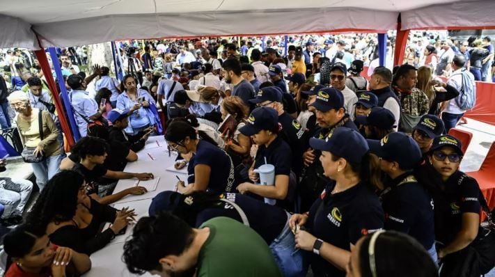 Thousands join militia to defend Venezuela vs U.S. 'invasion'