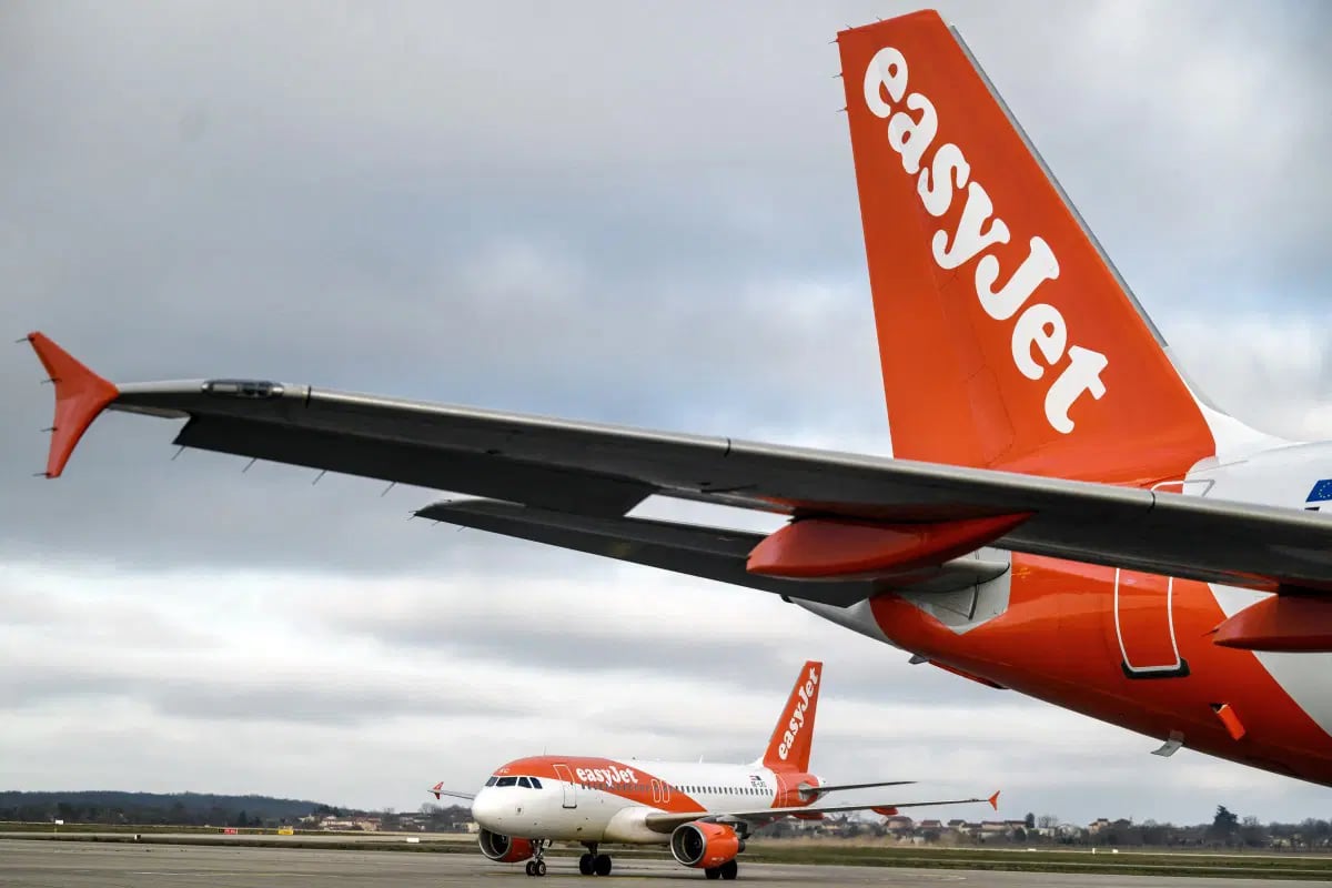 Flight U-turns after passenger tries entering cockpit