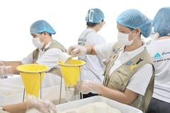 Pakil grade schoolers
get 2,000 Rice Soy packs