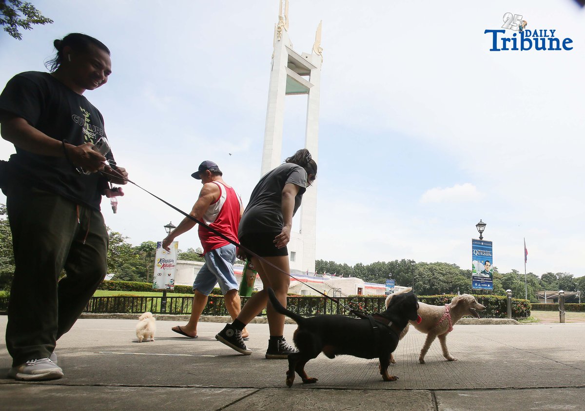 Families with their pets enjoy the National Heroes Day holiday by spending quality time at the Quezon Memorial Circle in Quezon City on Monday.