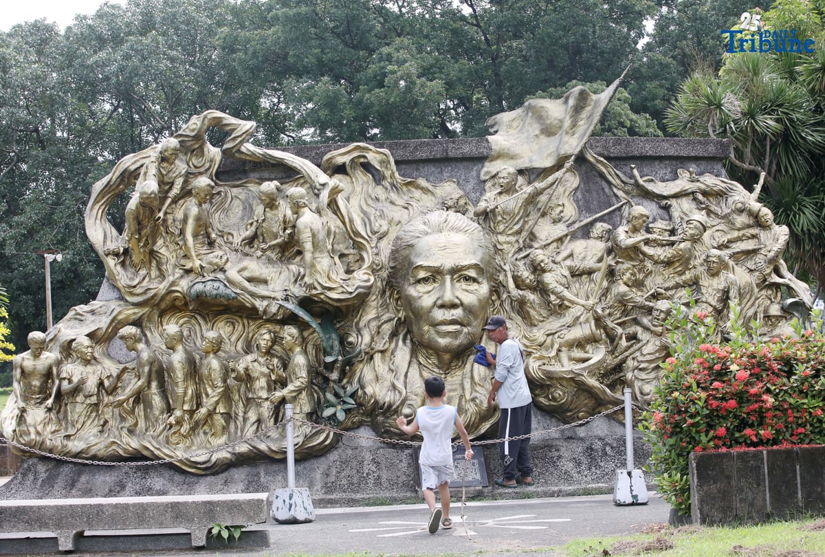 A caretaker cleans the two-sided mural sculpture of Philippine heroine Tandang Sora, known as the “Grand Old Lady of the Philippine Revolution,” who cared for wounded revolutionaries during the struggle for independence. The mural is located inside Himlayang Pilipino Memorial Park in Quezon City, where the tribute was done on Monday, 25 August 2025, as the nation marked National Heroes Day.