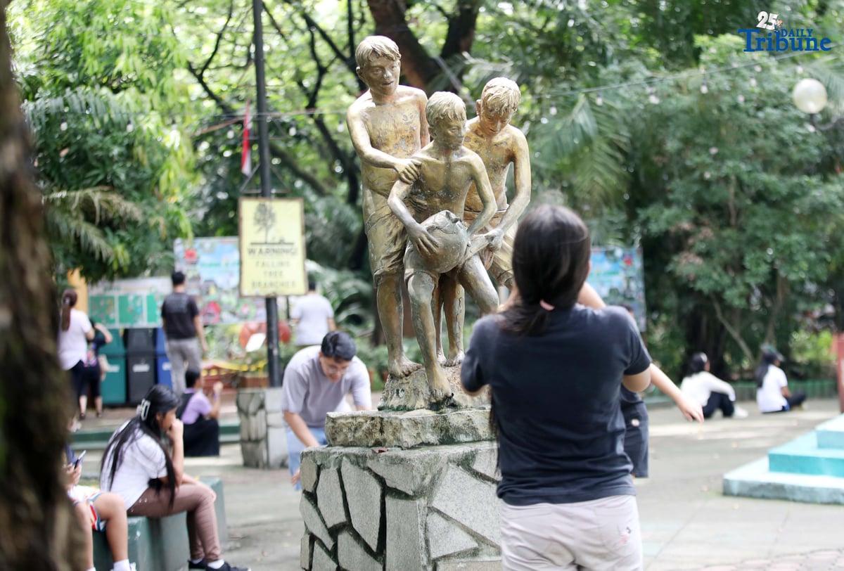 Families with their pets enjoy the National Heroes Day holiday by spending quality time at the Quezon Memorial Circle in Quezon City on Monday.