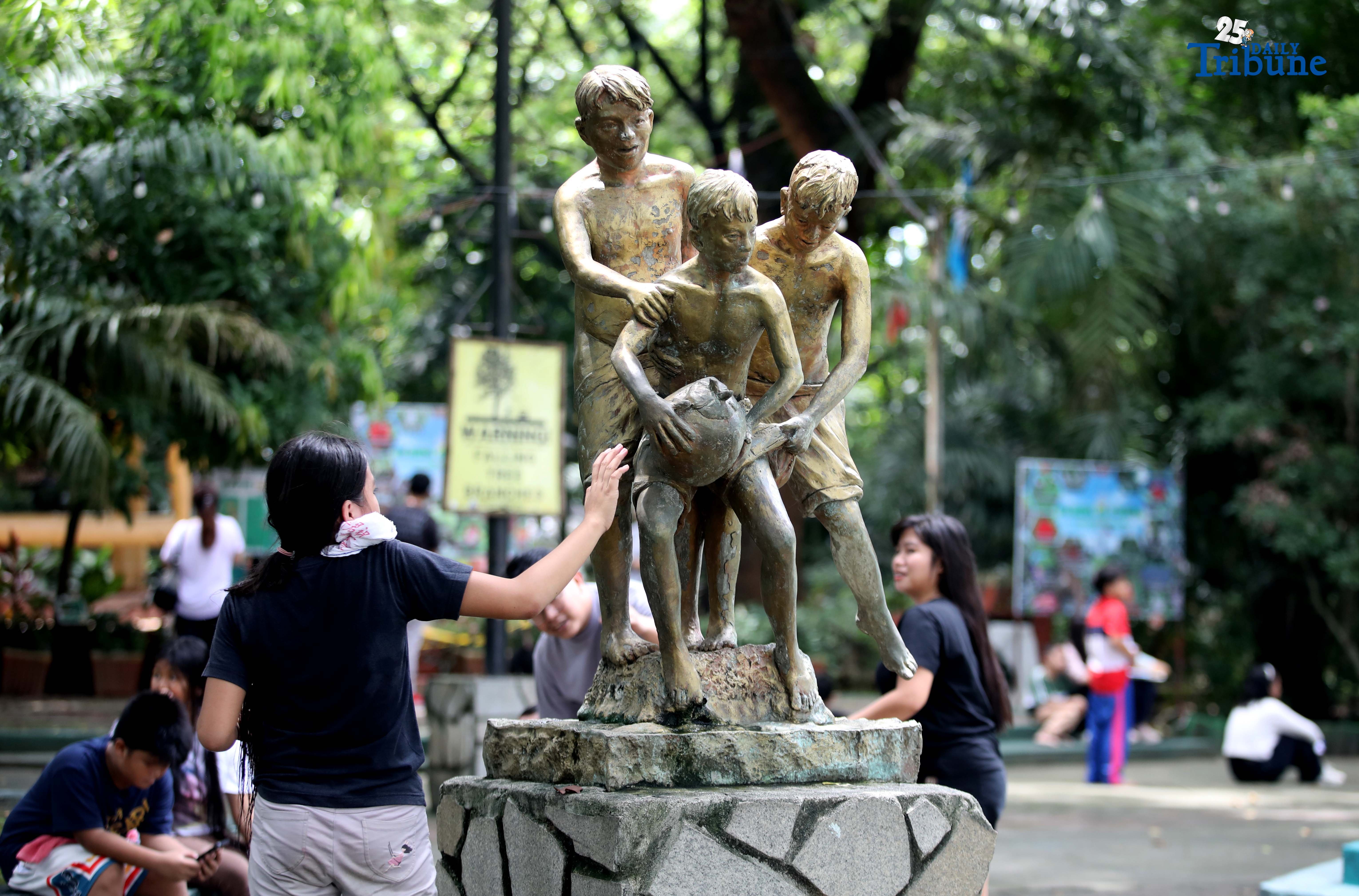 Families, pets enjoy Heroes Day holiday at Quezon Memorial Circle