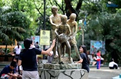 Families, pets enjoy Heroes Day holiday at Quezon Memorial Circle