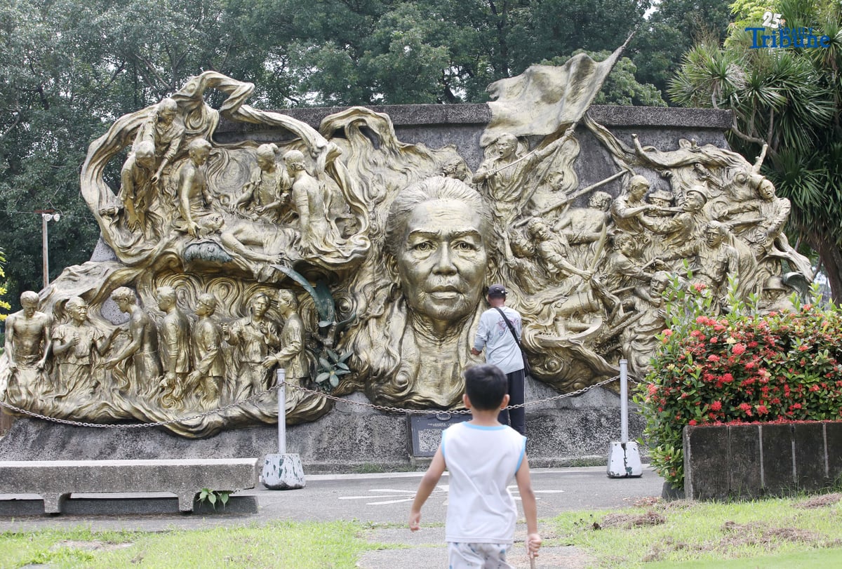 A caretaker cleans the two-sided mural sculpture of Philippine heroine Tandang Sora, known as the “Grand Old Lady of the Philippine Revolution,” who cared for wounded revolutionaries during the struggle for independence. The mural is located inside Himlayang Pilipino Memorial Park in Quezon City, where the tribute was done on Monday, 25 August 2025, as the nation marked National Heroes Day.