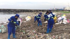 Manila ‘estero rangers’ clean up Baseco seaside