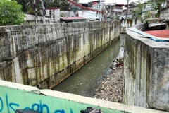 QC residents blame retaining wall for waist-deep flooding