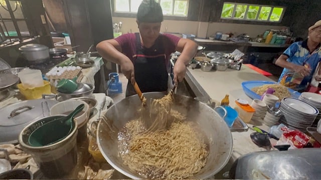 Eva’s popular version of the famous ‘Pancit Batil Patong.’