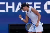 IGA Swiatek makes a strong impression, booking a 6-1, 6-2 rout of Colombia’s Emiliana Arango to post a blistering start to her US Open title defense.