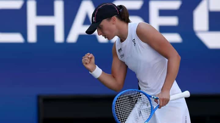 IGA Swiatek makes a strong impression, booking a 6-1, 6-2 rout of Colombia’s Emiliana Arango to post a blistering start to her US Open title defense.