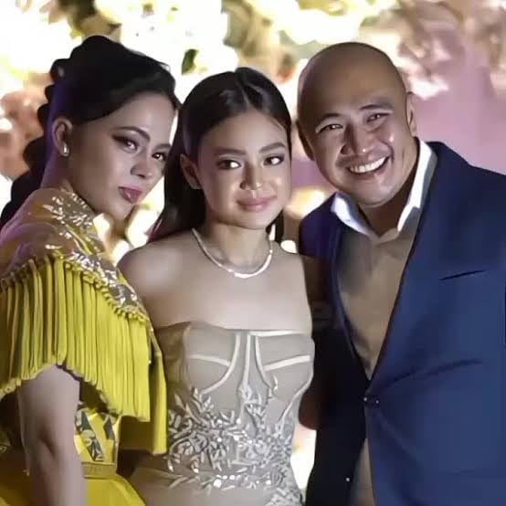 Bianca de Vera sandwiched between separated  parents