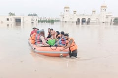 Pakistan blows up dam part ahead
of flood surge
