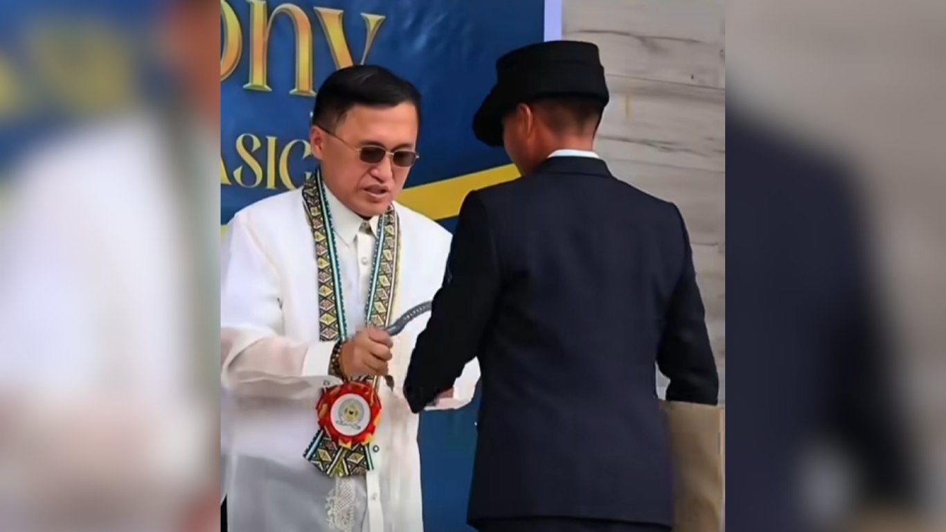 Kuya bongextols new firefighters, vows more gov’t support