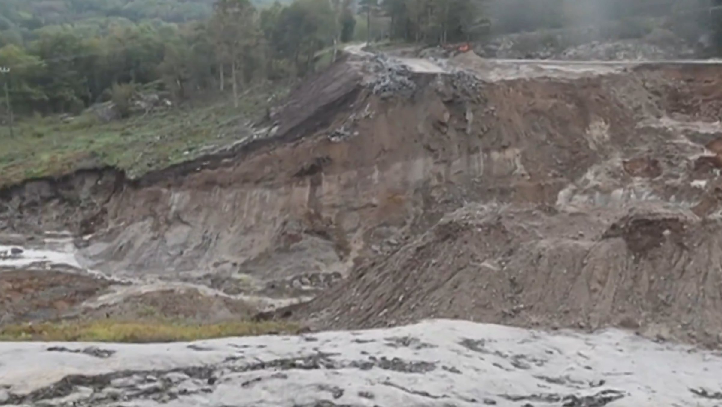 Norway sinkhole swallows motorway and railway, killing one

