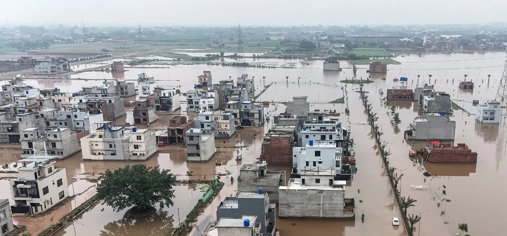Pakistan evacuates half a million people stranded by floods