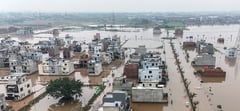 Pakistan evacuates half a million people stranded by floods