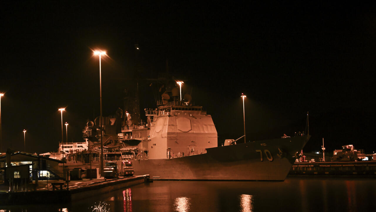 U.S. warship enters Panama Canal, heading toward Caribbean