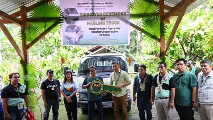 DAR turns over P2.2-M truck to power cacao farming in Sarangani