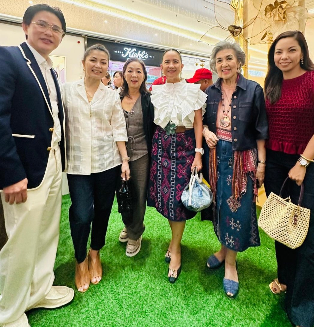 Sm Supermalls president Steven Tan, Ana Antonio, Cedie Vargas, Mia Borromeo, Maritess Pineda and Marimel Francisco.