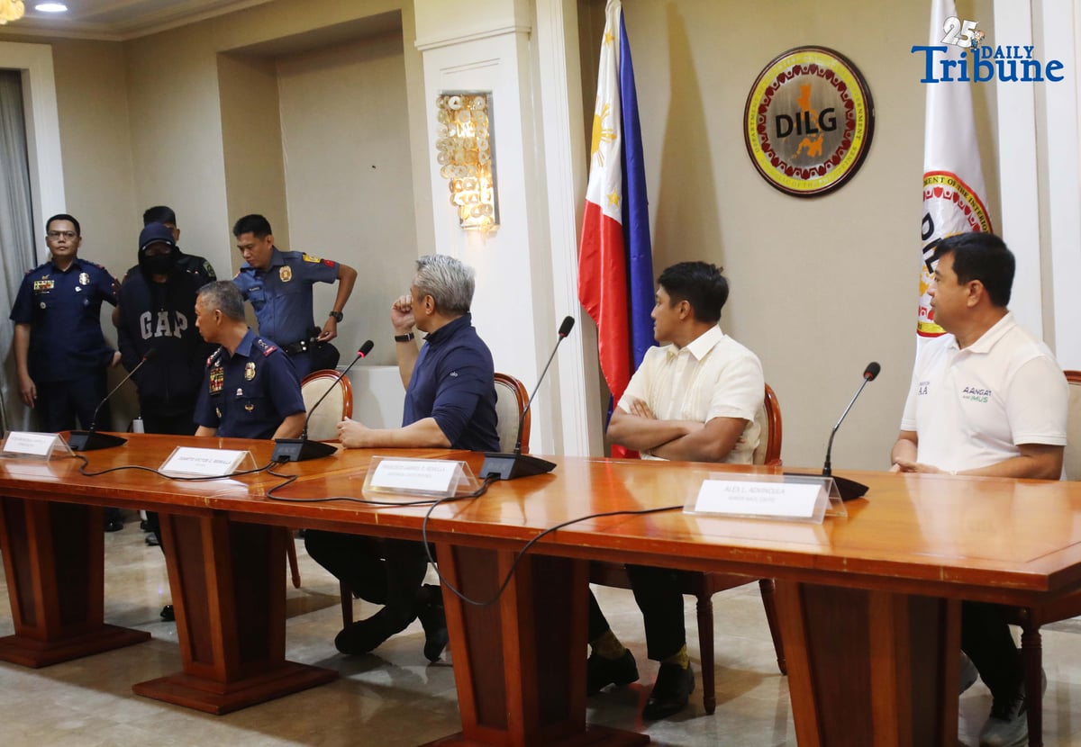 Interior Secretary Jonvic Remulla, PNP acting chief Lt. Gen. Jose Melencio Nartatez Jr., Cavite Gov. Francisco Gabriel Remulla, and Imus Mayor Alex Advincula present to the media the suspect in the Bacoor, Cavite road rage case, which left a 54-year-old Meralco technician dead. The suspect, now facing murder charges at the City Prosecutor’s Office in Dasmariñas, was presented during a press conference at the Quezon City Reception House on Monday.