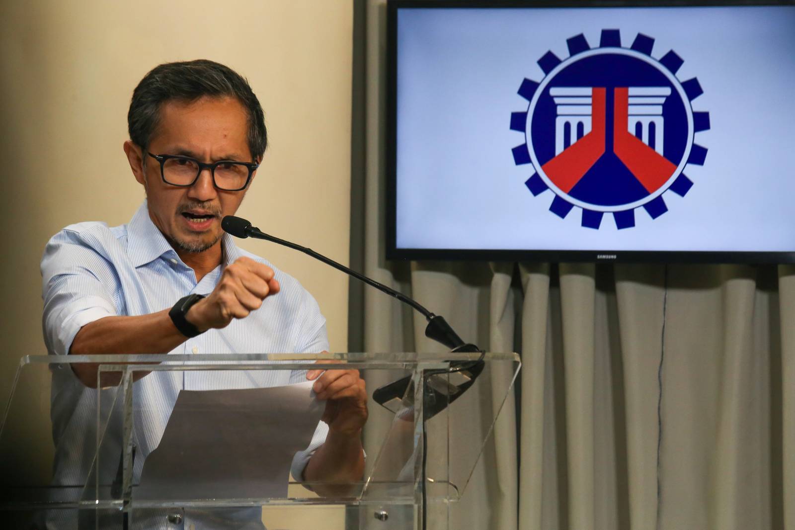 Secretary Vince Dizon addresses the media after taking his oath as Secretary of the Department of Public Works and Highways at the Malacañang Press Briefing Room on the morning of 01 September 2025. He reiterated the president’s directive to “clean the department,” calling for courtesy resignations from undersecretaries, assistant secretaries, and district engineers.