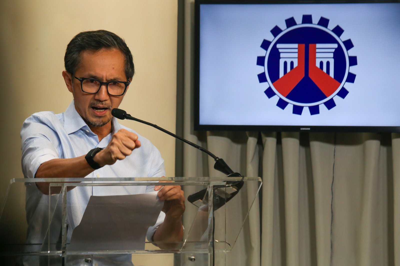 Secretary Vince Dizon addresses the media after taking his oath as Secretary of the Department of Public Works and Highways at the Malacañang Press Briefing Room on the morning of 01 September 2025. He reiterated the president’s directive to “clean the department,” calling for courtesy resignations from undersecretaries, assistant secretaries, and district engineers.