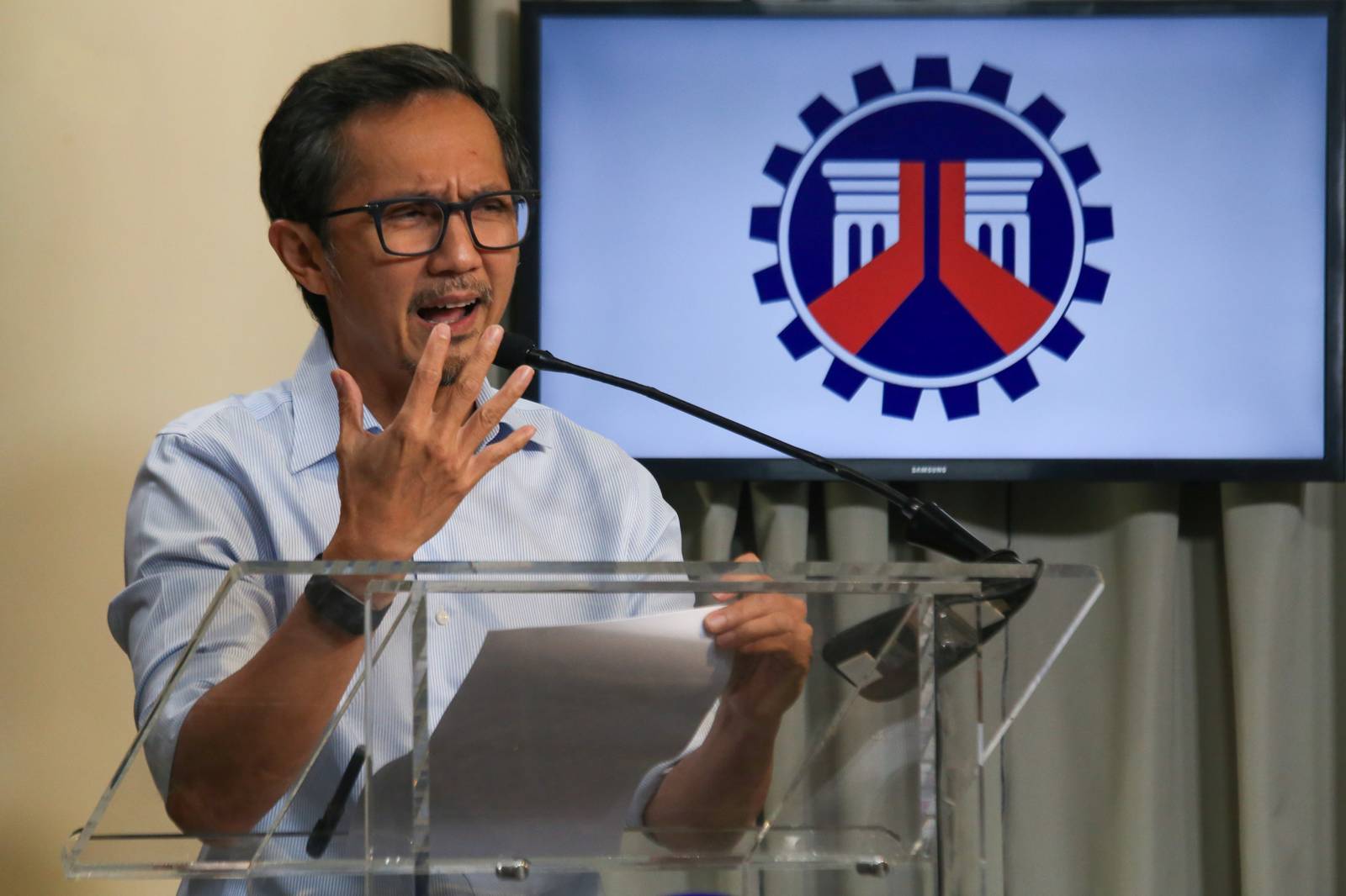 Secretary Vince Dizon addresses the media after taking his oath as Secretary of the Department of Public Works and Highways at the Malacañang Press Briefing Room on the morning of 01 September 2025. He reiterated the president’s directive to “clean the department,” calling for courtesy resignations from undersecretaries, assistant secretaries, and district engineers.