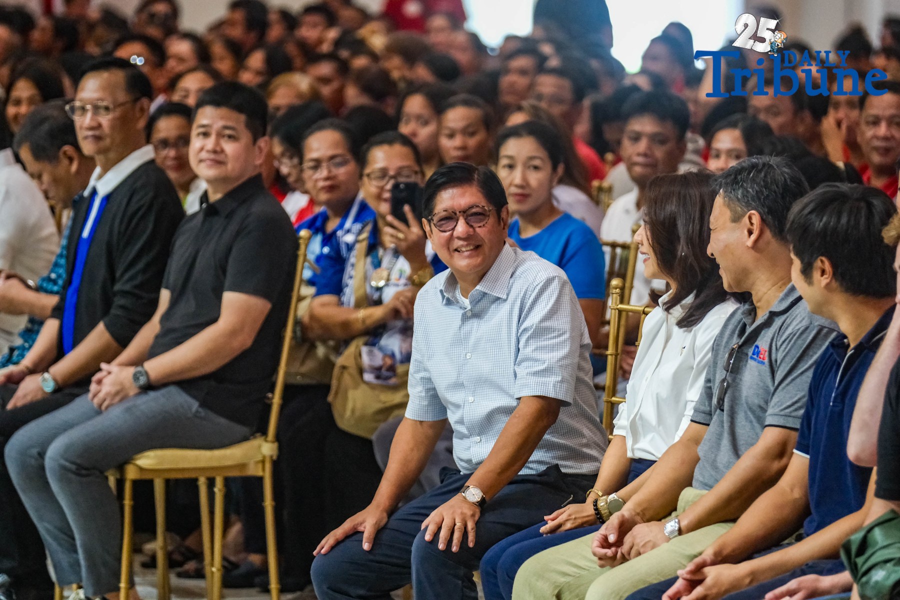 Marcos distributes financial aid to Aurora tourism workers