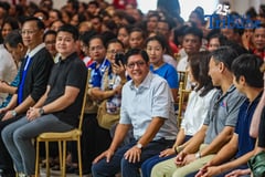 Marcos distributes financial aid to Aurora tourism workers