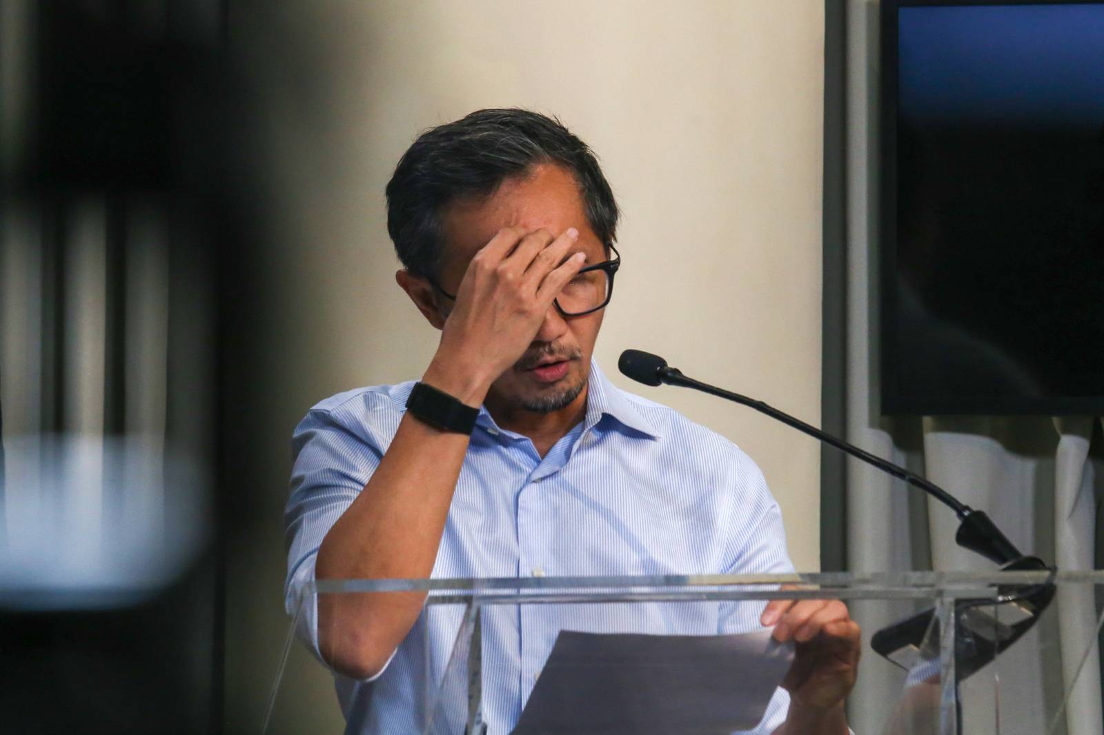 Secretary Vince Dizon addresses the media after taking his oath as Secretary of the Department of Public Works and Highways at the Malacañang Press Briefing Room on the morning of 01 September 2025. He reiterated the president’s directive to “clean the department,” calling for courtesy resignations from undersecretaries, assistant secretaries, and district engineers.