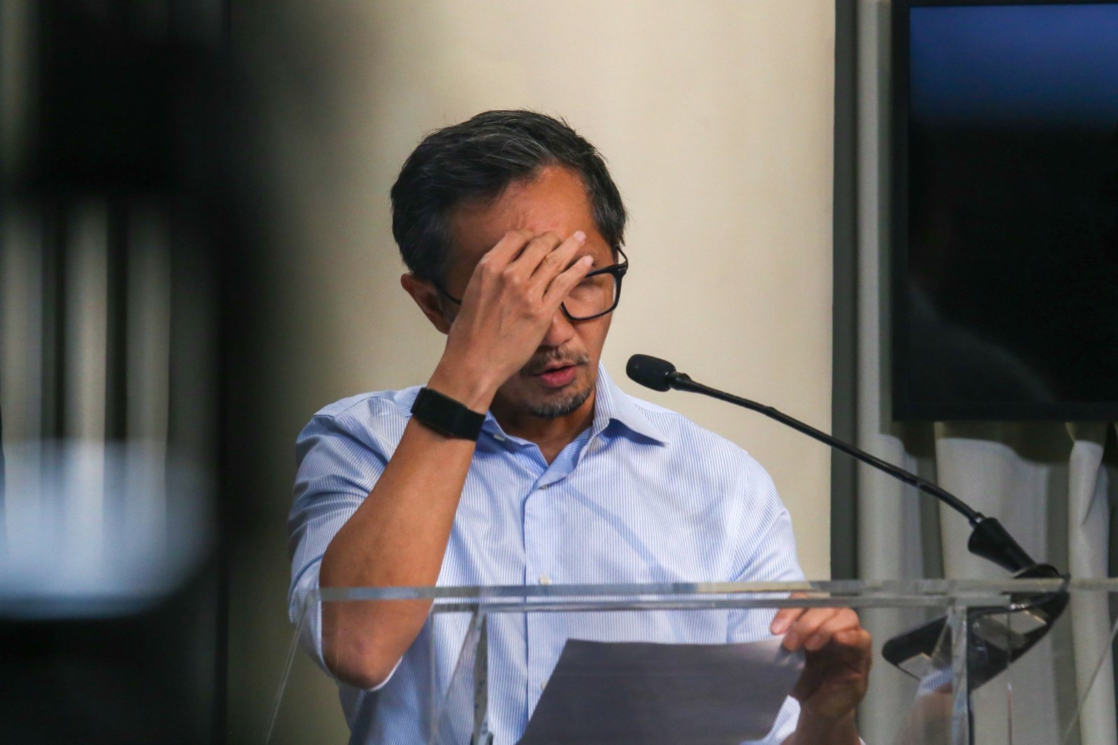 Secretary Vince Dizon addresses the media after taking his oath as Secretary of the Department of Public Works and Highways at the Malacañang Press Briefing Room on the morning of 01 September 2025. He reiterated the president’s directive to “clean the department,” calling for courtesy resignations from undersecretaries, assistant secretaries, and district engineers.
