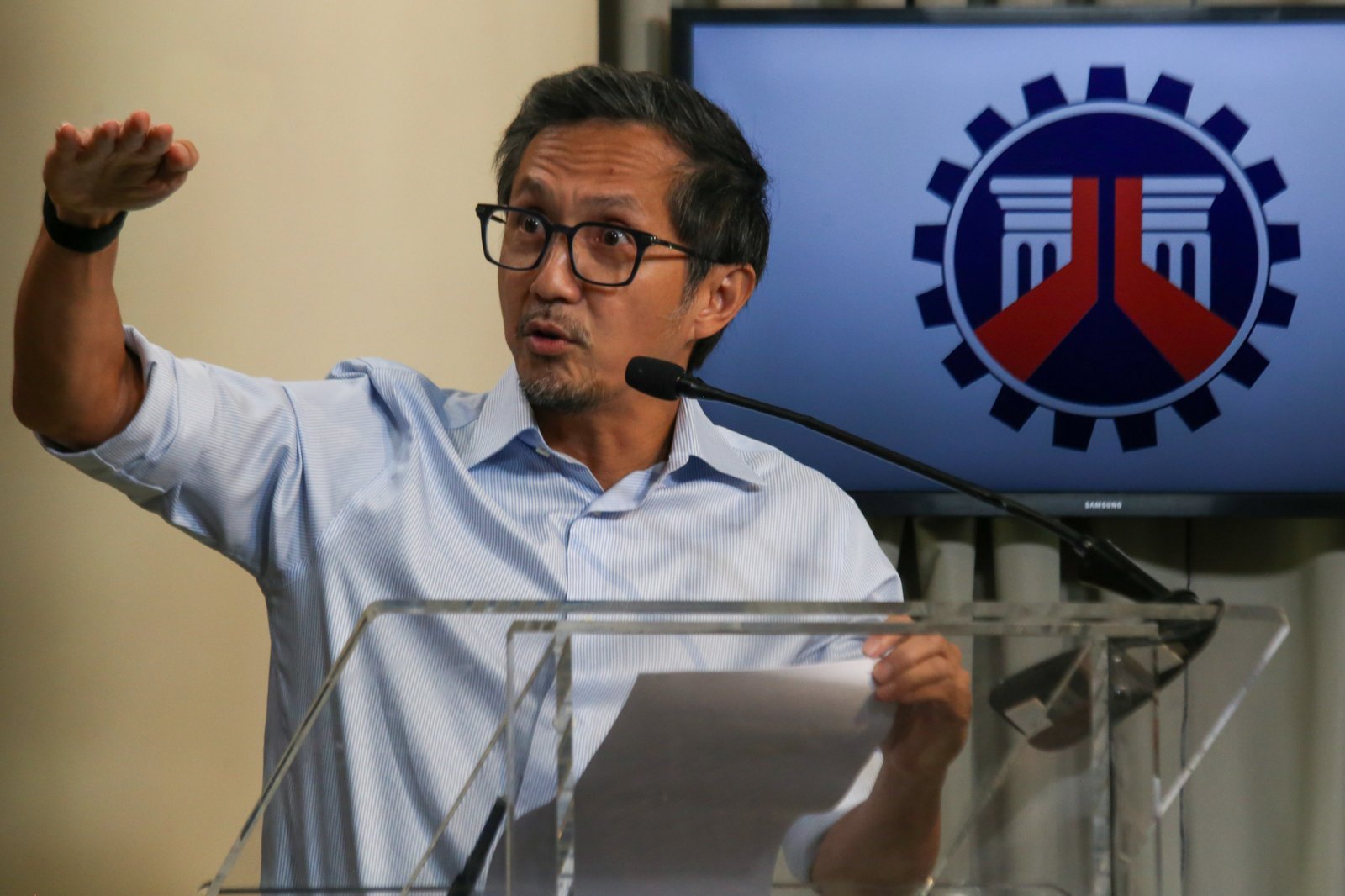 Secretary Vince Dizon addresses the media after taking his oath as Secretary of the Department of Public Works and Highways at the Malacañang Press Briefing Room on the morning of 01 September 2025. He reiterated the president’s directive to “clean the department,” calling for courtesy resignations from undersecretaries, assistant secretaries, and district engineers.