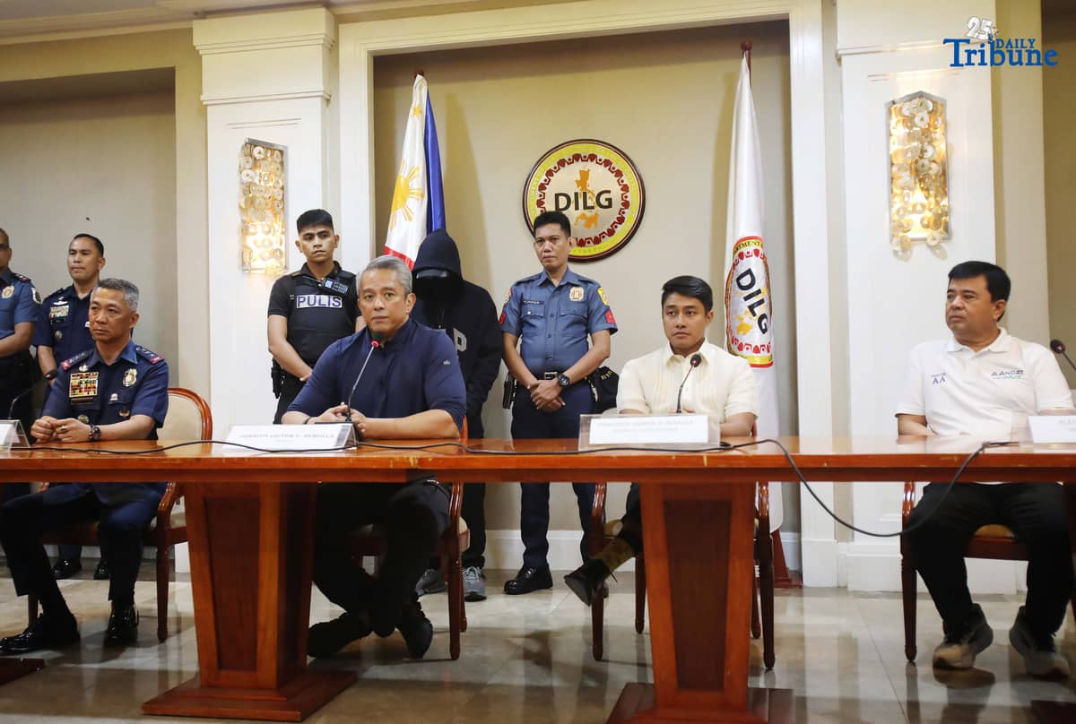 Interior Secretary Jonvic Remulla, PNP acting chief Lt. Gen. Jose Melencio Nartatez Jr., Cavite Gov. Francisco Gabriel Remulla, and Imus Mayor Alex Advincula present to the media the suspect in the Bacoor, Cavite road rage case, which left a 54-year-old Meralco technician dead. The suspect, now facing murder charges at the City Prosecutor’s Office in Dasmariñas, was presented during a press conference at the Quezon City Reception House on Monday.