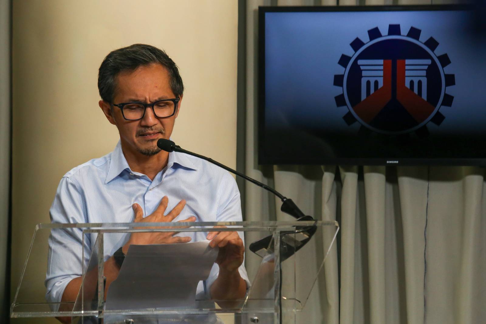 Secretary Vince Dizon addresses the media after taking his oath as Secretary of the Department of Public Works and Highways at the Malacañang Press Briefing Room on the morning of 01 September 2025. He reiterated the president’s directive to “clean the department,” calling for courtesy resignations from undersecretaries, assistant secretaries, and district engineers.