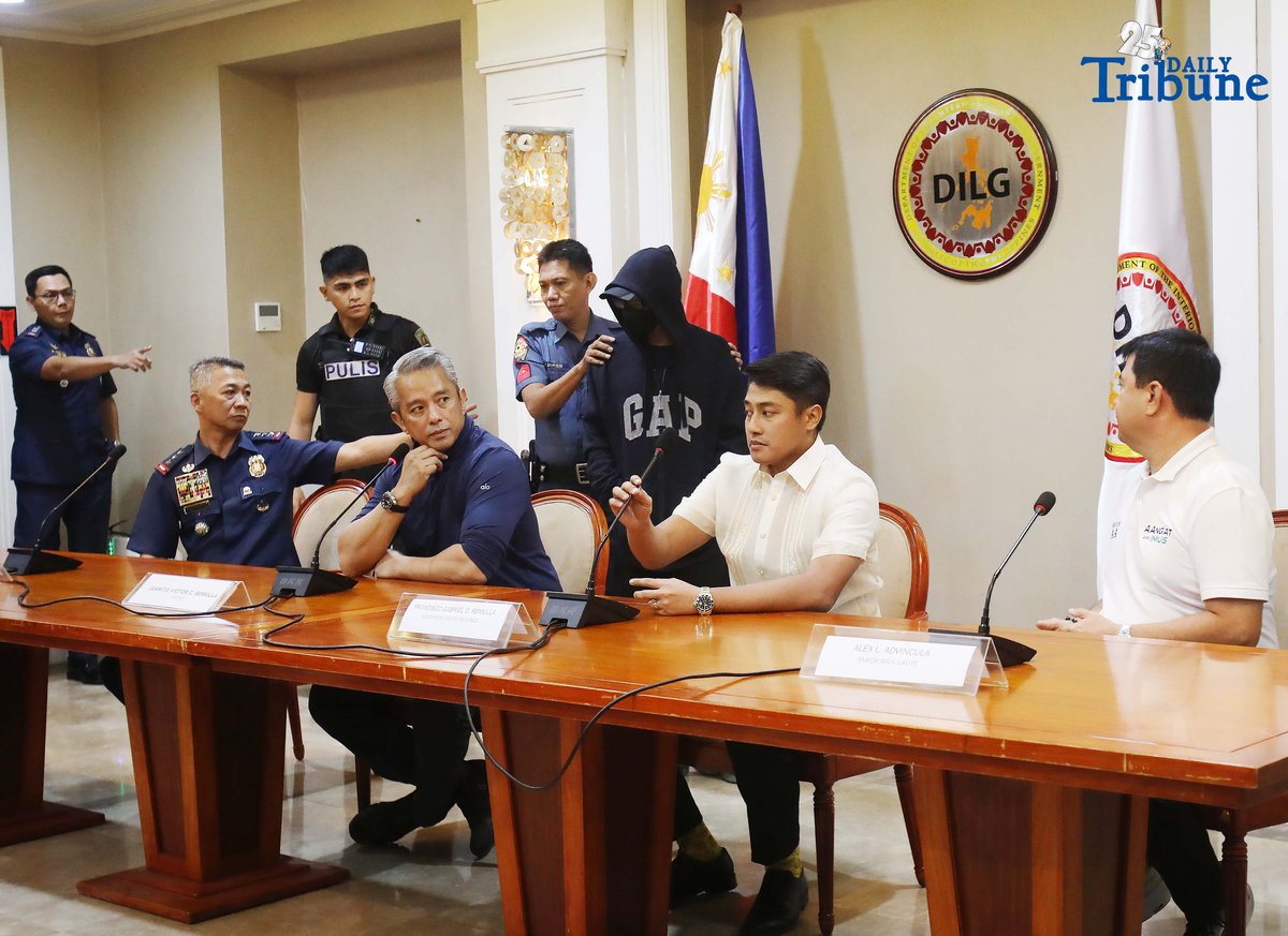 Interior Secretary Jonvic Remulla, PNP acting chief Lt. Gen. Jose Melencio Nartatez Jr., Cavite Gov. Francisco Gabriel Remulla, and Imus Mayor Alex Advincula present to the media the suspect in the Bacoor, Cavite road rage case, which left a 54-year-old Meralco technician dead. The suspect, now facing murder charges at the City Prosecutor’s Office in Dasmariñas, was presented during a press conference at the Quezon City Reception House on Monday.