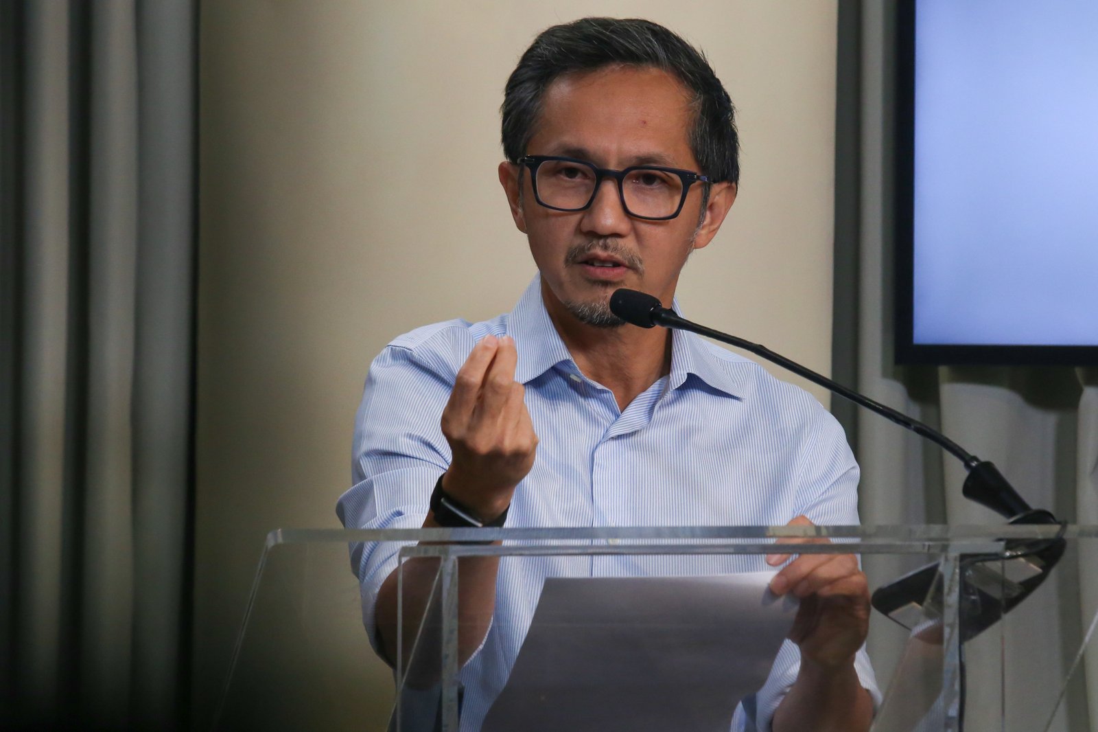 Secretary Vince Dizon addresses the media after taking his oath as Secretary of the Department of Public Works and Highways at the Malacañang Press Briefing Room on the morning of 01 September 2025. He reiterated the president’s directive to “clean the department,” calling for courtesy resignations from undersecretaries, assistant secretaries, and district engineers.