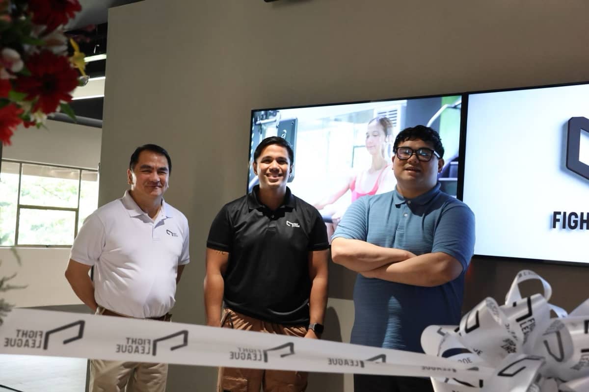 A commitment: Fight League owners Atty. Nilo Divina and his son, Josemaria Raphael A Divina flank coach Chappy Callanta.
