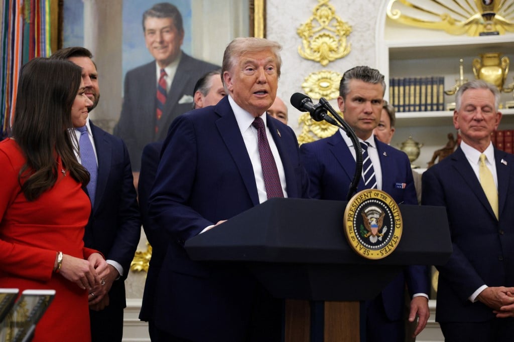 Trump dismisses health rumors as 'fake news'