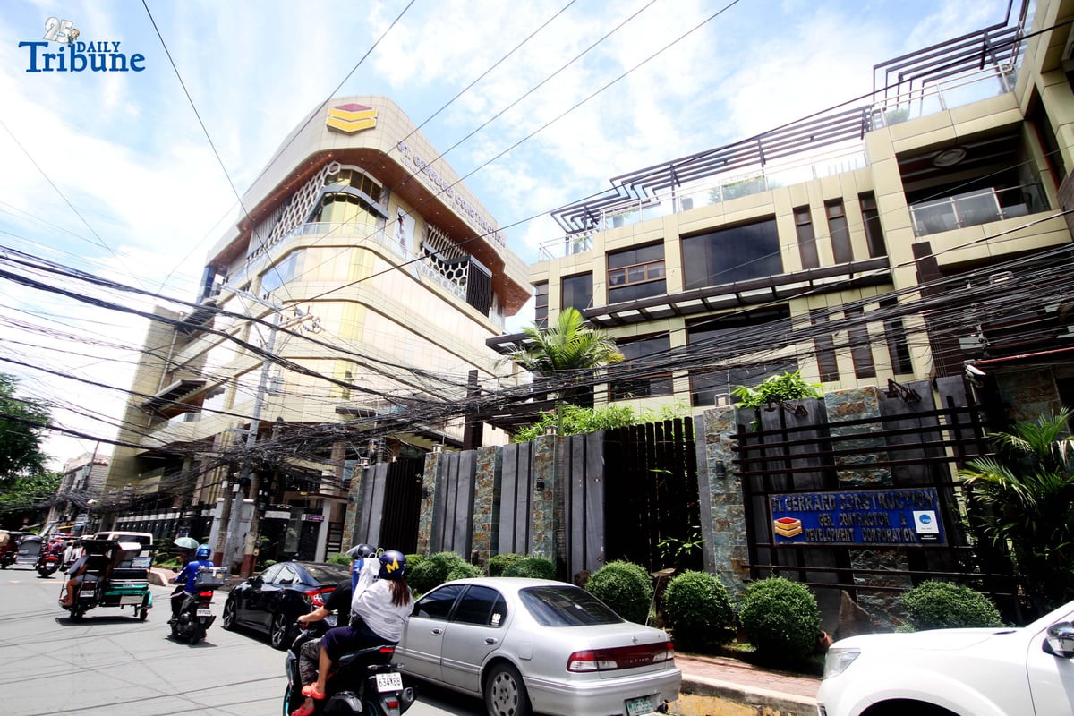 CUSTOMS SEIZES LUXURY CARS.
The Bureau of Customs inspects luxury vehicles owned by the Discaya family, in Pasig City on 2 September 2025.
Authorities confiscated two cars during the operation.