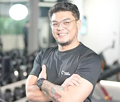 Punch away Coach Yuri de la Paz.