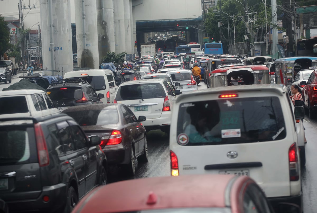 (September 03 2025) Motorists suffer bumper to bumper traffic along Commonwealth avenue in North Fairview on Wednesday morning September 3 2025. Photo/Analy Labor