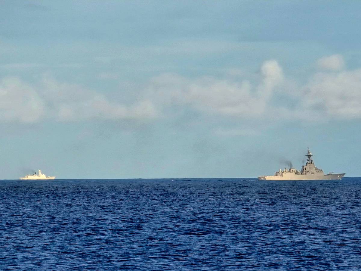 A chinese warship tailing the Australian Navy's HMAS Brisbane (DDG41) 20 nautical miles from the BRP Jose Rizal (FF150). (Photo by Lade Kabagani)