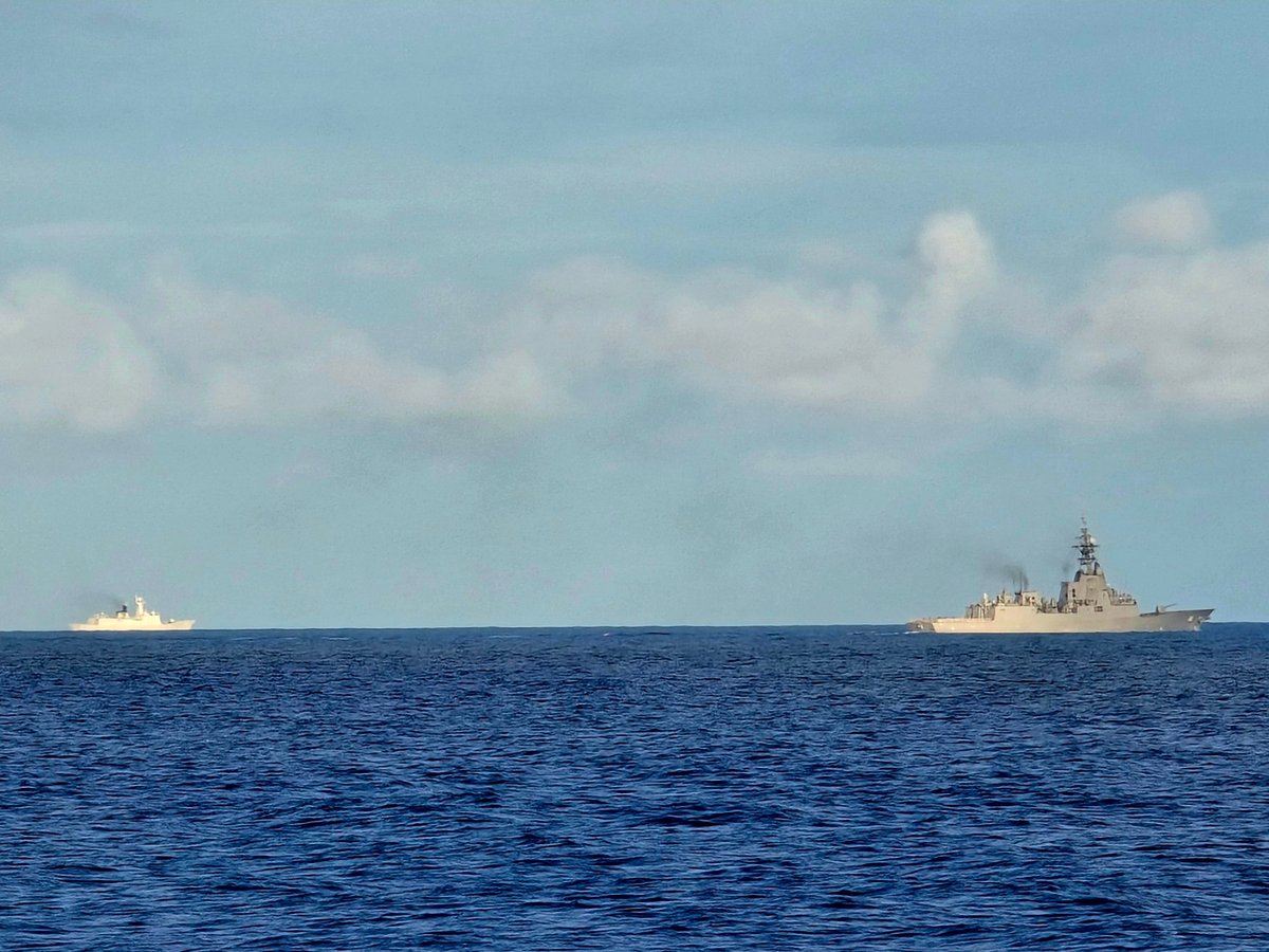 A chinese warship tailing the Australian Navy's HMAS Brisbane (DDG41) 20 nautical miles from the BRP Jose Rizal (FF150). (Photo by Lade Kabagani)